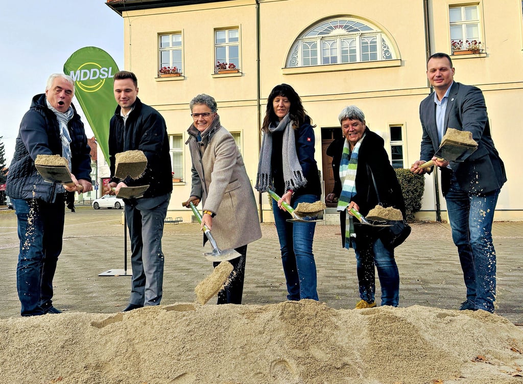 Buddelten für mehr Glasfaser in Loburg: MDDSL-Geschäftsführer Andreas Riedel und Sohn Luca, Sachsen-Anhalts Landesministerin für Infrastruktur und Digitales, Lydia Hüskens,  Möckerns Bürgermeisterin Doreen Krüger, Loburgs Ortsbürgermeisterin Gabriele Schmohl und der Beigeordnete des  Landkreises Jerichower Land, Stefan Dreßler (v. li.).