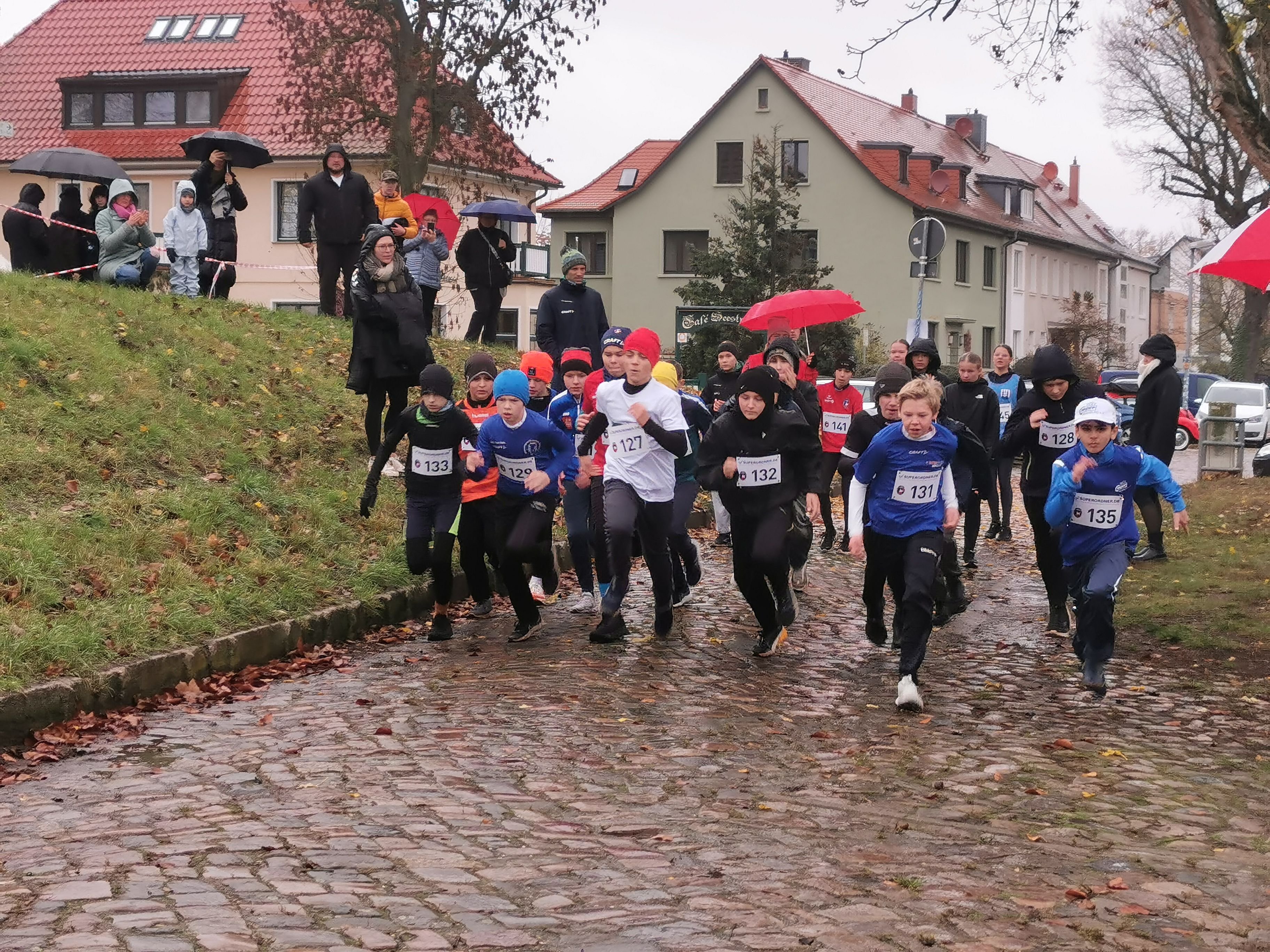 200 Kanuten im Wettkampfmodus: Sportlicher Höhepunkt in Magdeburg: Kanuten beweisen beim Crosslauf echten Kampfgeist