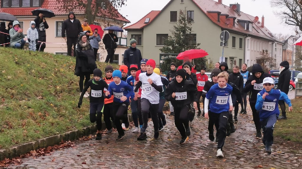 Volle Power: Junge Kanuten aus 12 Vereinen haben beim 19. Herbst-Crosslauf in Prester alles gegeben.