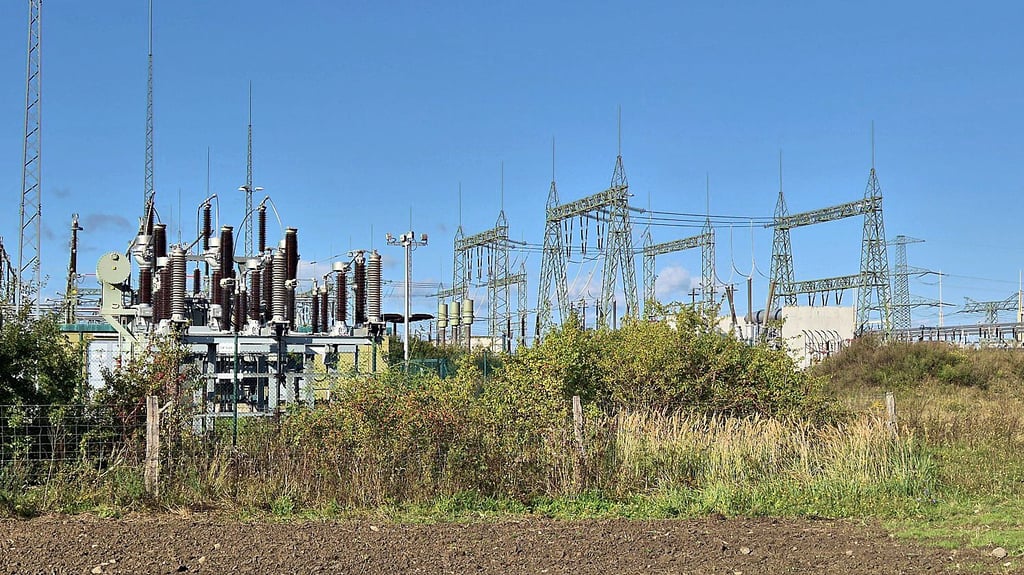 In der Nähe des Umspannwerks an der B188 bei Nahrstedt westlich von Stendal sollen Batteriespeicher gebaut werden.