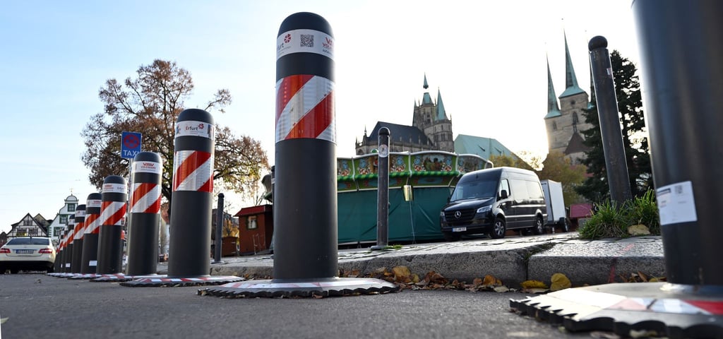 Die deutschen Weihnachtsmärkte werden wie hier in Erfurt mit Pollern und anderen Sperren gesichert.