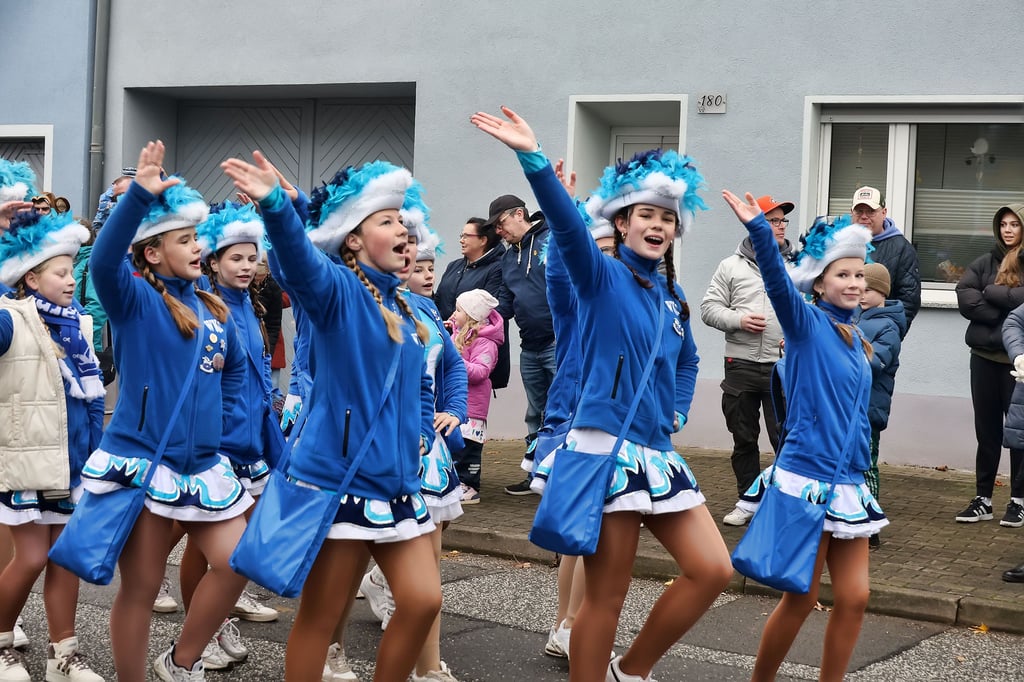 Mit „Wallhuse Helau“ stimmt die Funkengarde des WKC die Besucher am Straßenrand ein.