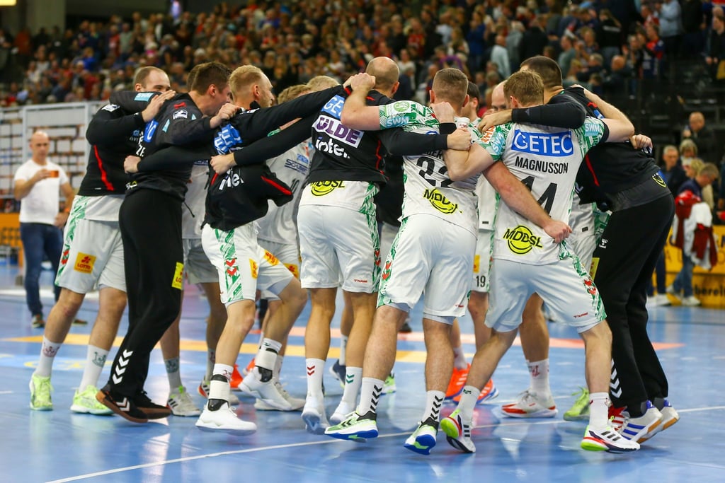 Der SC Magdeburg bejubelt den Sieg in Flensburg und den Sprung an die Tabellenspitze.