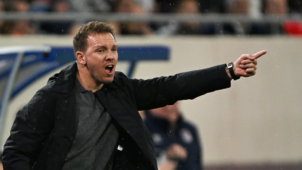 Da geht es lang. Julian Nagelsmann gibt Anweisungen.