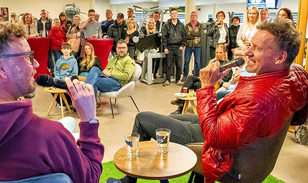 Smaltalk mit einer Hollywood-Größe und Bodybuilder-Legende: Rundfunkmoderator Holger Tapper  plaudert  mit Ralf Möller (r.) im „Euroville-Fitness“.