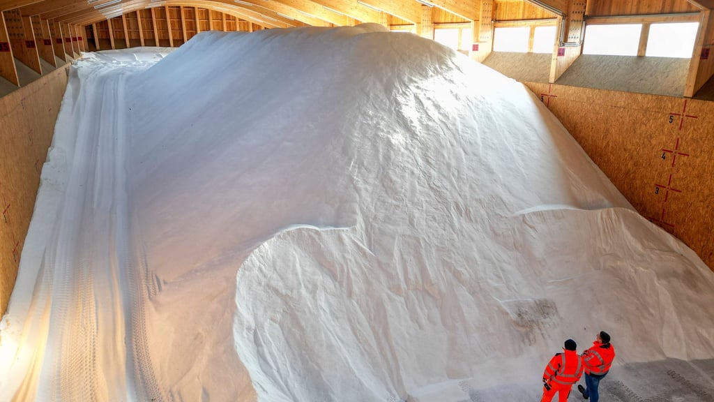 4.400 Tonnen Streusalz lagern in der Salzhalle der Stadtreinigung Leipzig.