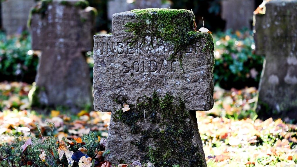 Mehr als 700 Kriegstote aus verschiedenen Ländern ruhen in Altenburg - darunter auch unbekannte Soldaten. Zum Volkstrauertag mahnen Thüringens Politiker zu Verantwortung und Frieden. (Symbolbild)
