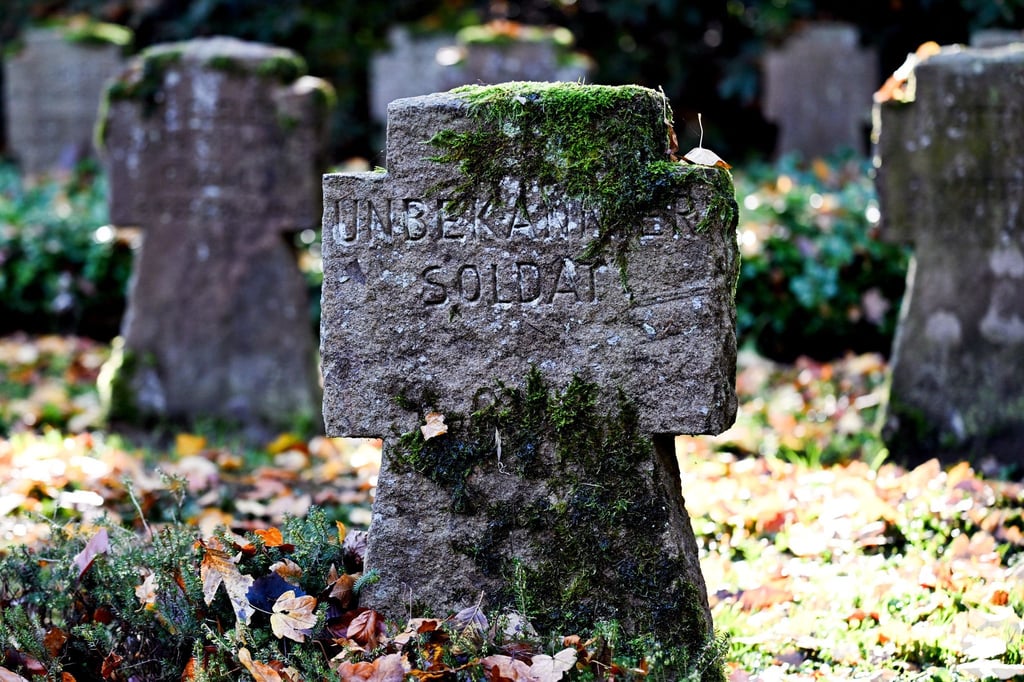 Mehr als 700 Kriegstote aus verschiedenen Ländern ruhen in Altenburg - darunter auch unbekannte Soldaten. Zum Volkstrauertag mahnen Thüringens Politiker zu Verantwortung und Frieden. (Symbolbild)