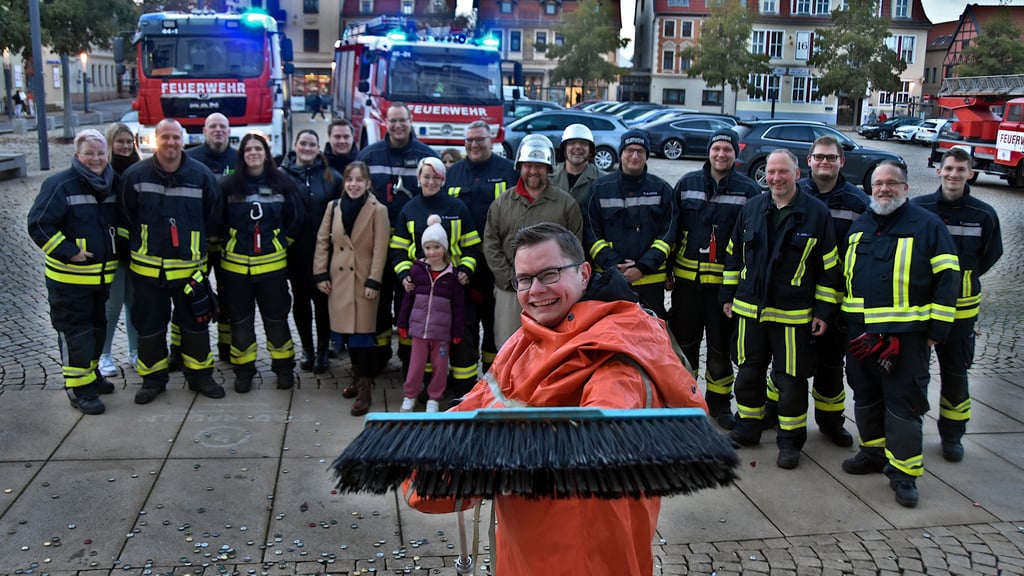 Zum 30. Geburtstag muss Martin Braune vor dem Rathaus Haldensleben rund 10.000 Kronkorken wegkehren – tatkräftig begleitet von seinen Kameradinnen, Kameraden und Freunden.