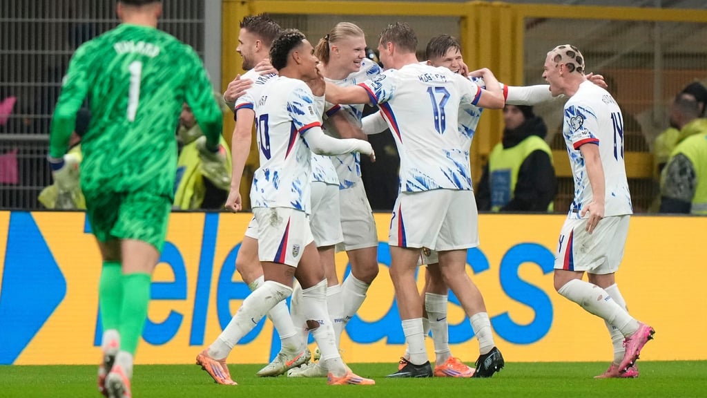 Norwegen und Torjäger Erling Haaland (Mitte) freuen sich nach einem 4:1 in Italien auf die erste WM-Teilnahme seit 1998.