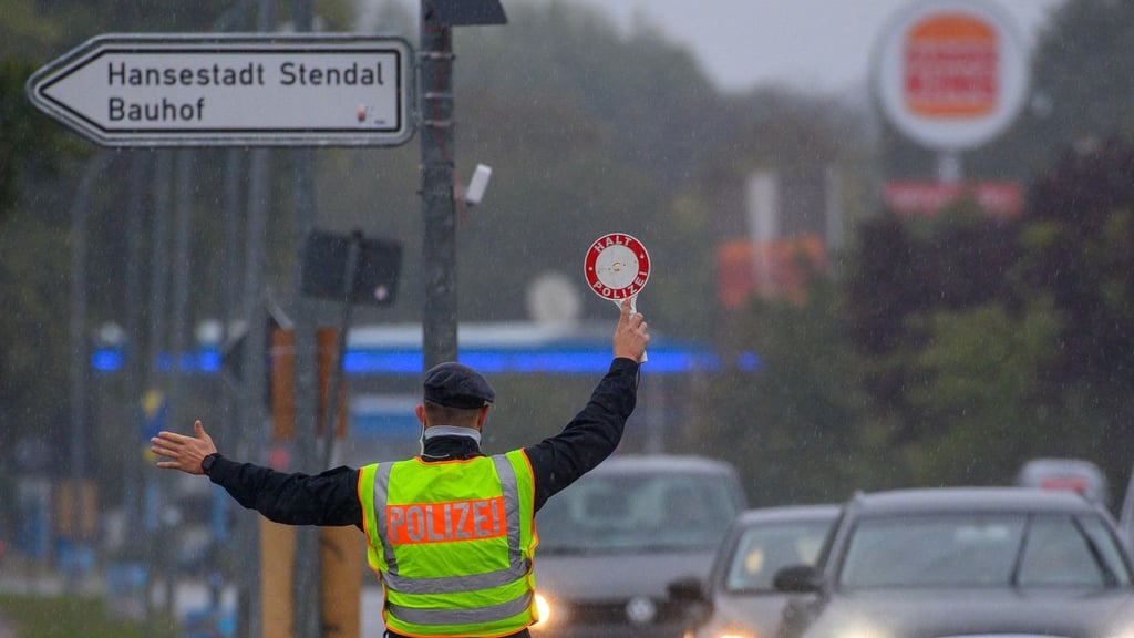 Sachsen-Anhalts Polizei beteiligt sich wiederholt an der Aktion „Truck & Bus“ des europäischen Polizeinetzwerks Roadpol. (Archivbild)