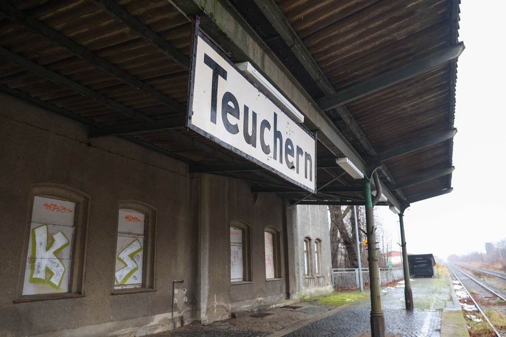Auch das Teucherner Bahnhofsgebäude, das sich momentan noch  in Privatbesitz befindet, ist in desolatem Zustand und laut Stadtverwaltung nicht mehr zu erhalten.