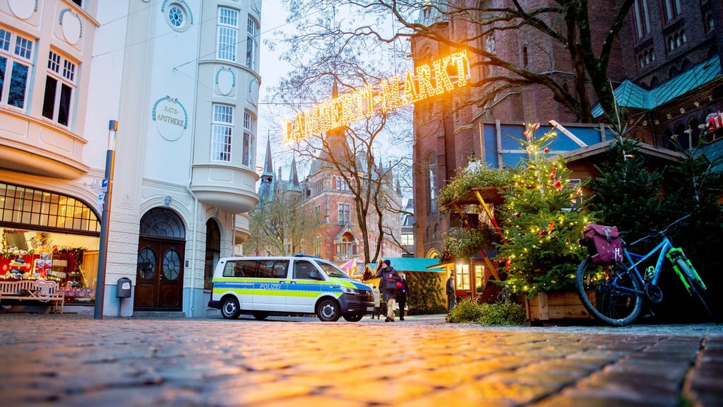 Für die beginnenden Weihnachtsmärkte werden aufwendige Sicherheitskonzepte erstellt.