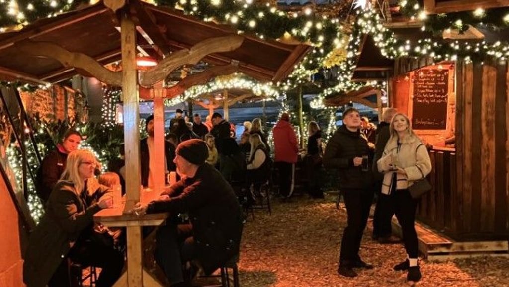 Früh dran ist der kleine Weihnachtsmarkt in Halle, der eine TV-Serie als Vorbild hat.