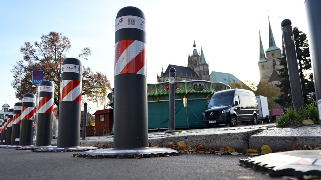 Die deutschen Weihnachtsmärkte werden wie hier in Erfurt mit Pollern und anderen Sperren gesichert.