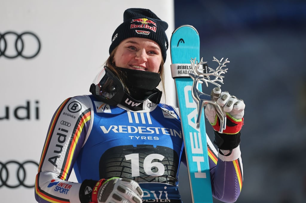 Emma Aicher jubelt über ihren dritten Platz beim Slalom von Levi.