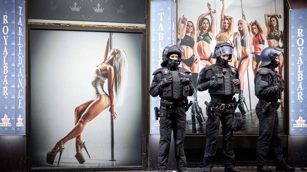 Die Hannoveraner Polizei hat in der Nacht von Samstag auf Sonntag eine Razzia im Steintorviertel durchgeführt.