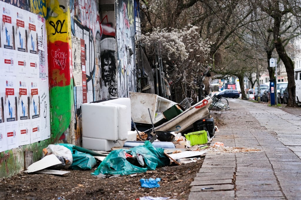 Viele Menschen in Berlin entsorgen Sperrmüll einfach auf der Straße. (Archivbild)