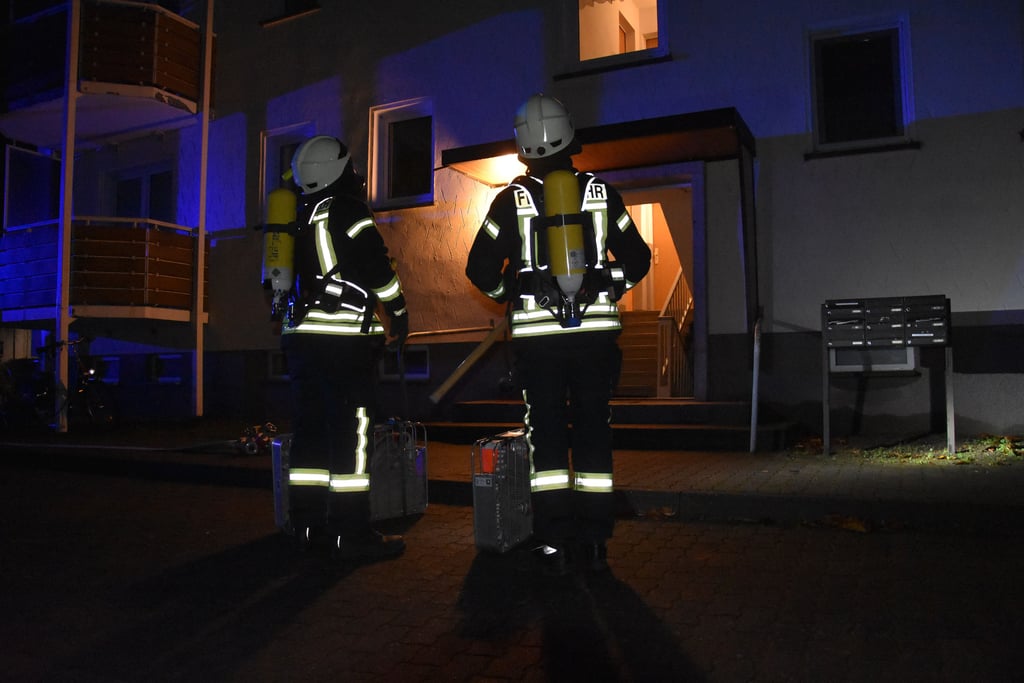 Die Atemschutzgeräteträger der Feuerwehr warteten vor dem Treppenaufgang auf die Ansagen der Einsatzleitung, die sich im Gebäude gerade einen Überblick verschaffte.