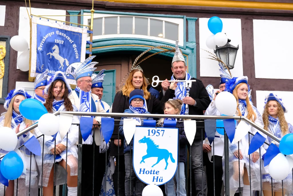 Karnevalsauftakt in Derenburg: das neue Prinzenpaar Madlen I. und Tobias Selle I. nahm den Rathausschlüssel von Bürgermeister Burghard Hein in Empfang.