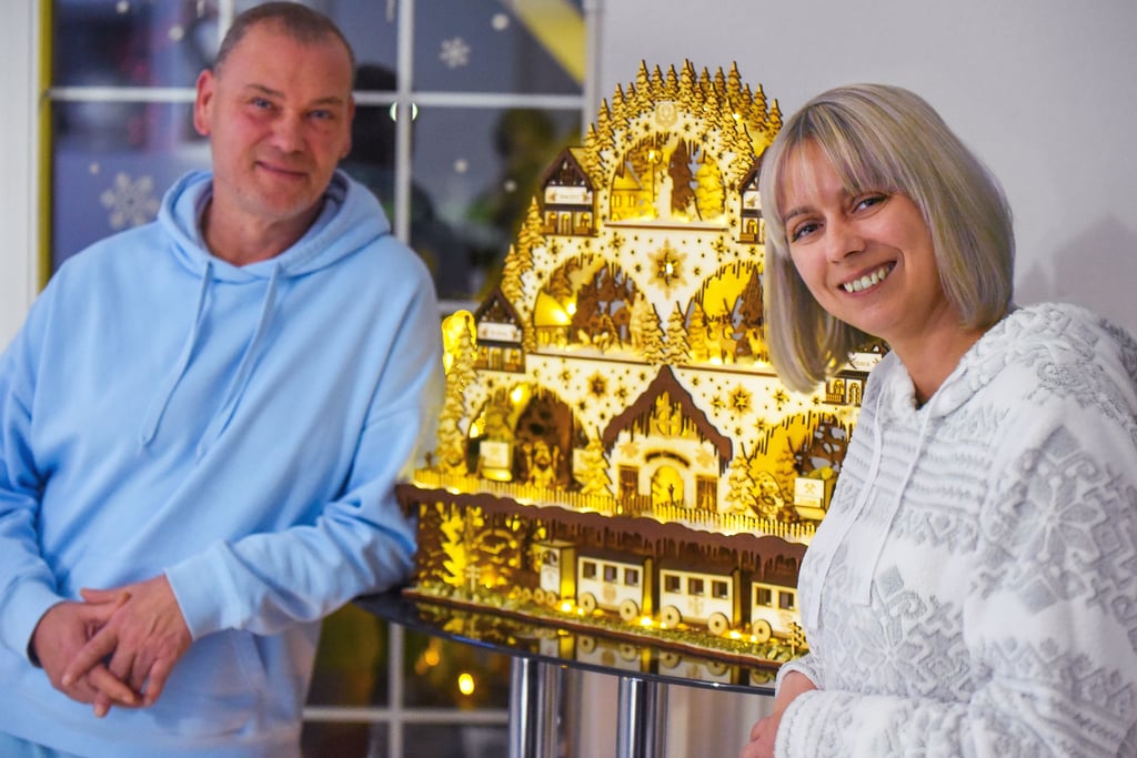 Dirk und Tina Frohberg mit ihrem einzigartigen Schwippbogen: Jedes Fenster erzählt eine liebevoll gestaltete persönliche Geschichte.