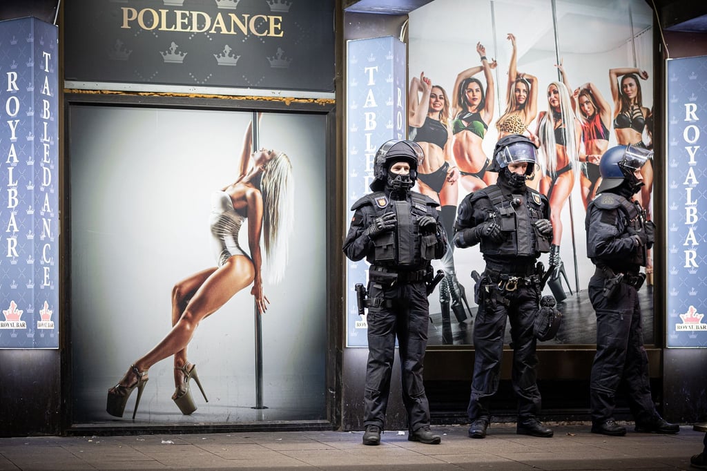 Die Hannoveraner Polizei hat in der Nacht von Samstag auf Sonntag eine Razzia im Steintorviertel durchgeführt.