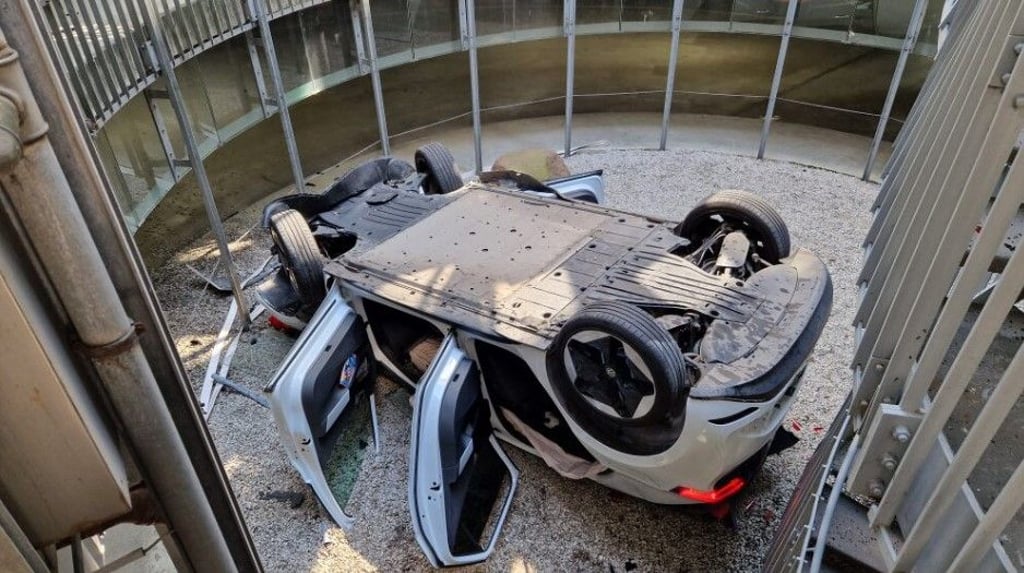 Nach einem Sturz aus 15 Metern Höhe krachte der Wagen mit dem Dach auf den Boden.