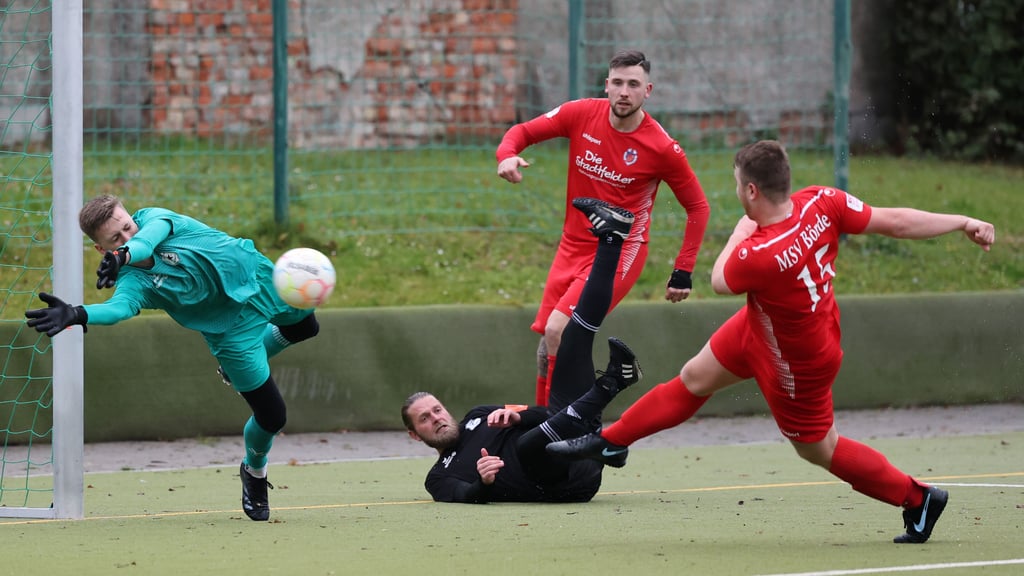 Benny Beyer (r.) erzielte das 4:1 für den MSV Börde im Stadtduell gegen Roter Stern Sudenburg mit Keeper Felix Jentsch. Für die Sudenburger war es die dritte Auswärtsniederlage in Folge.