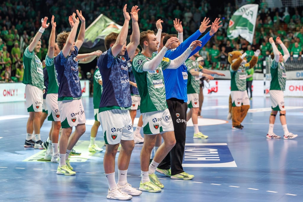 Glücklich, aber auch platt: Die Füchse feiern den Heimsieg gegen den THW Kiel.