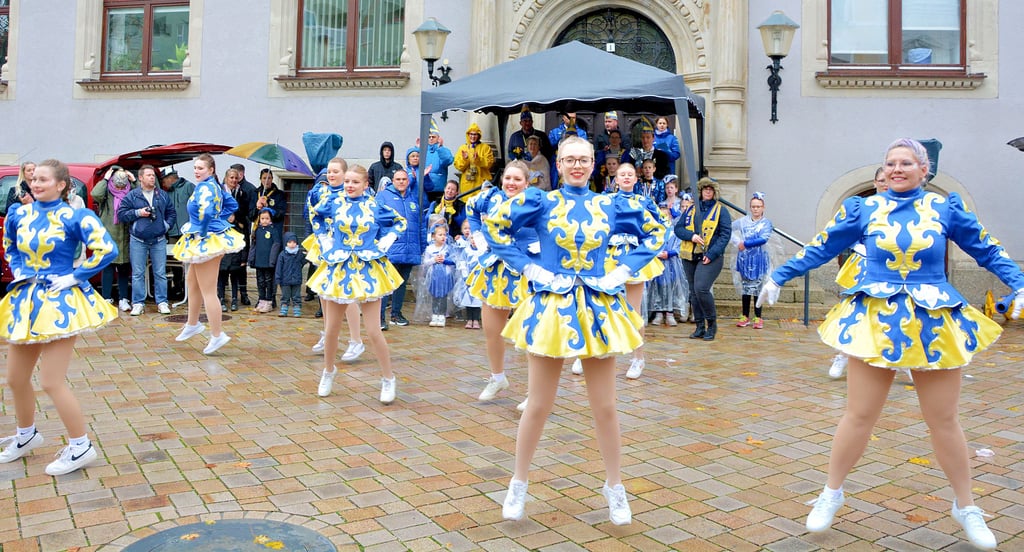 Nach den Auftritten der „Tanzmäuse“ und der „Crazy Frogs“ präsentierte die Prinzengarde des Felgeleber Carnevalsclubs eine flotte Choreografie vor dem Schönebecker Rathaus.