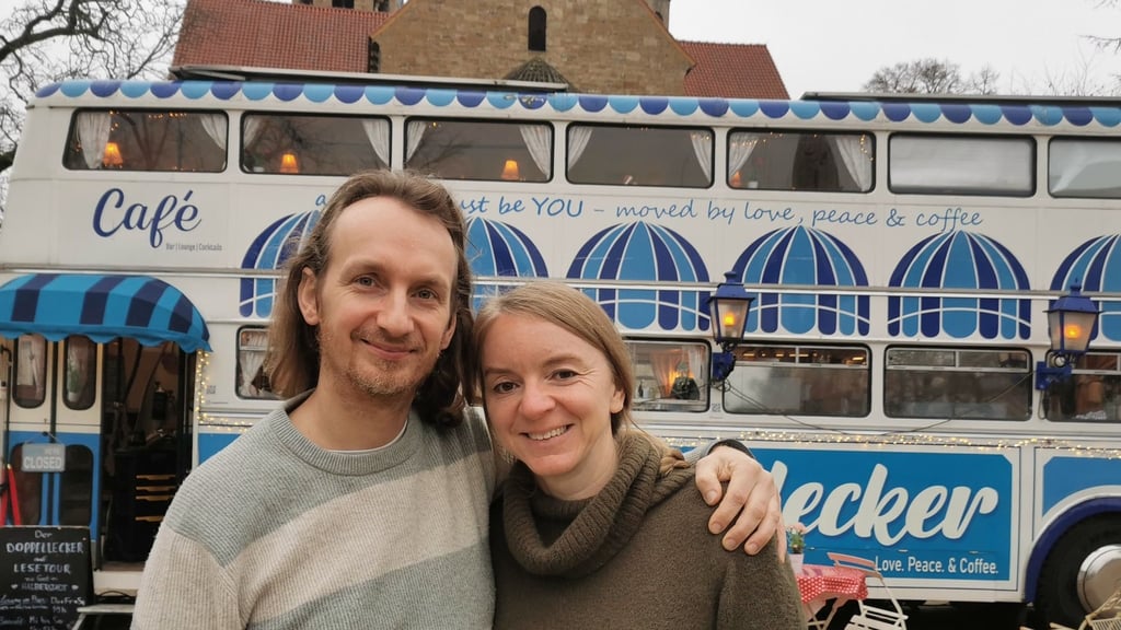 Michel Malcin und Helene Volkensfeld sind die Piloten im Dopelleckerbus. Nach fünf Tagen an der Liebfrauenkirche haben sie Halberstadt verlassen und wollen zurückkommen. 