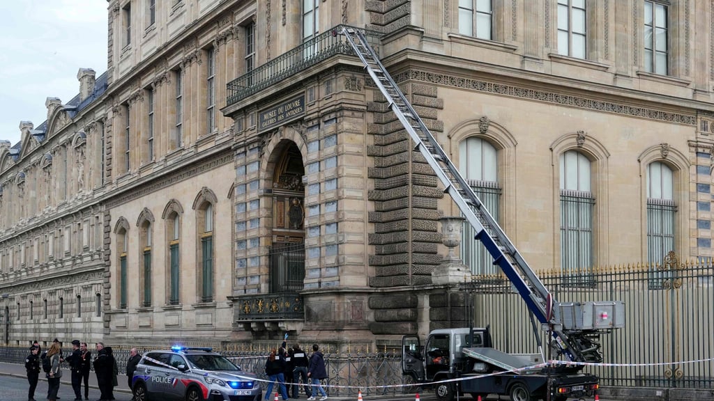 Knapp einen Monat nach dem Einbruch in den Louvre bewahrt Frankreichs Innenminister die Hoffnung, die gestohlenen Schmuckstücke wiederzufinden. (Archivbild)