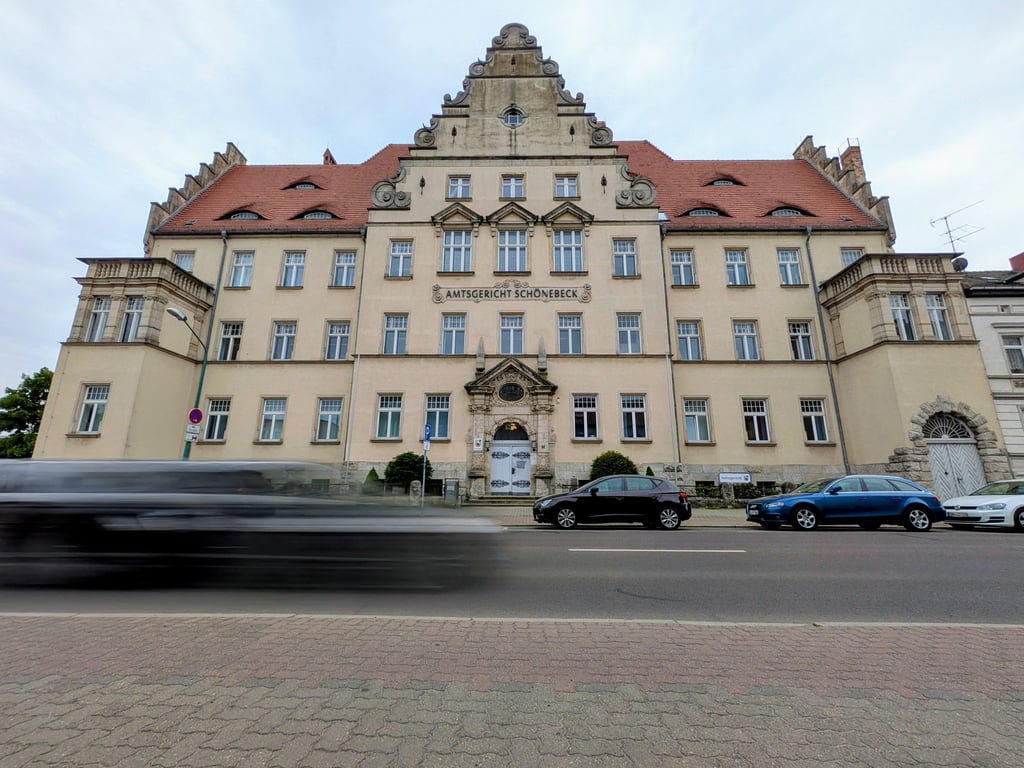 Eine Frau aus Schönebeck muss sich wegen Betruges vor Gericht verantworten.