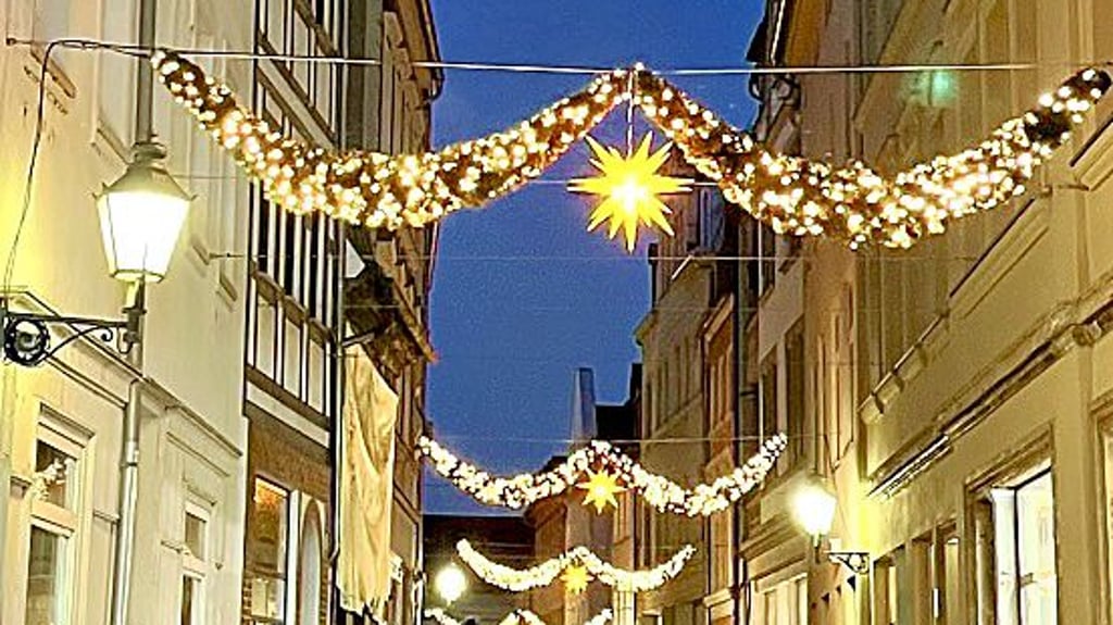 Die Kramerstraße in Zeitz erstrahlte zum Lichtereinkauf schon in weihnachtlichem Lichterglanz , was sehr gut ankam.  