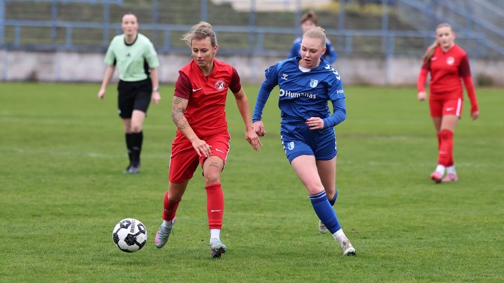 Charlotte Klein (r./gegen Carolin Hamann) feierte eine Premiere im Blau-Weißen Trikot.