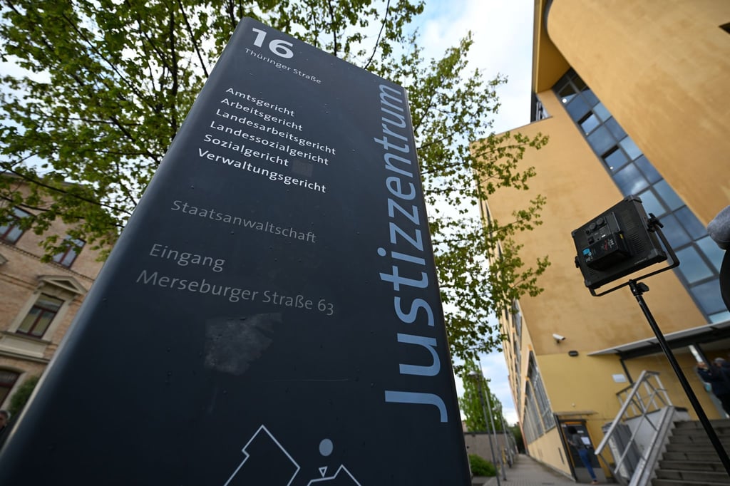 In Halle ist ein von der Polizei festgenommener Mann geflohen. (Symbolbild)