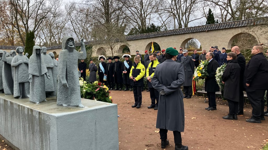Stilles Gedenken auf dem Gertraudenfriedhof: Auch Vertreter der Polizei legten ein Trauergebinde nieder.