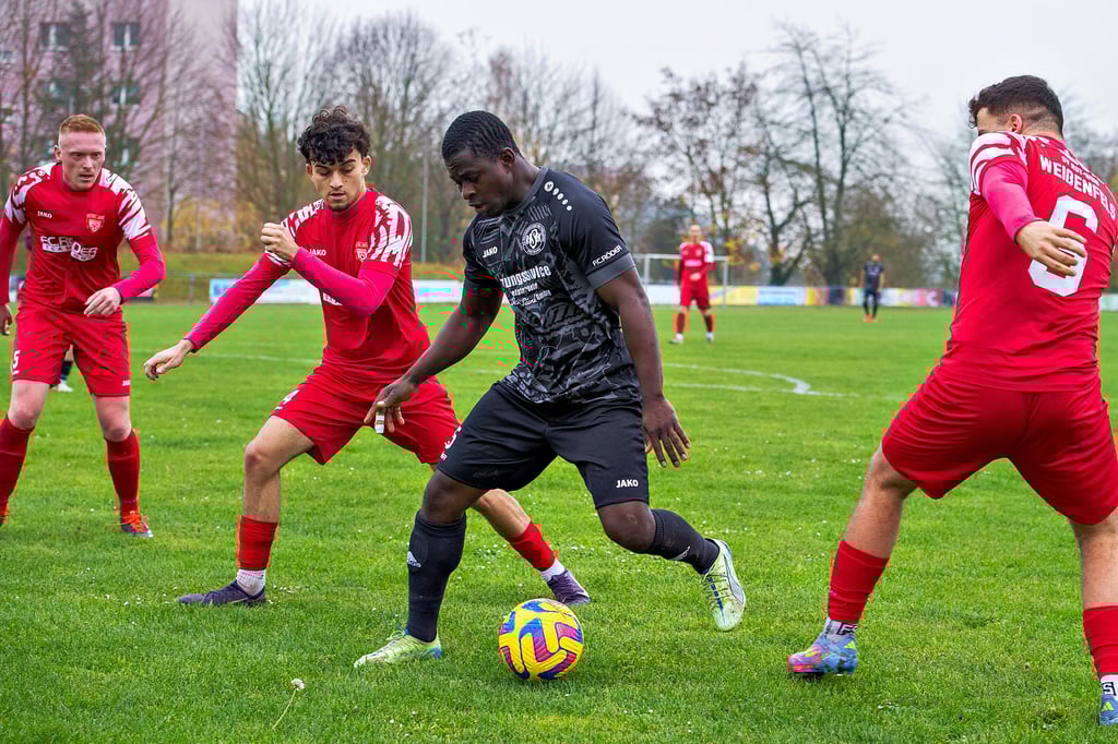 Freyburgs Malam Sidi Sambu beschäftigt hier mehrere Weißenfelser Gegenspieler. Später, als er verletzt vom Platz muss, kommt für ihn Khalil Alalo, der das 2:1 für den FC RSK in der Verlängerung erzielt.