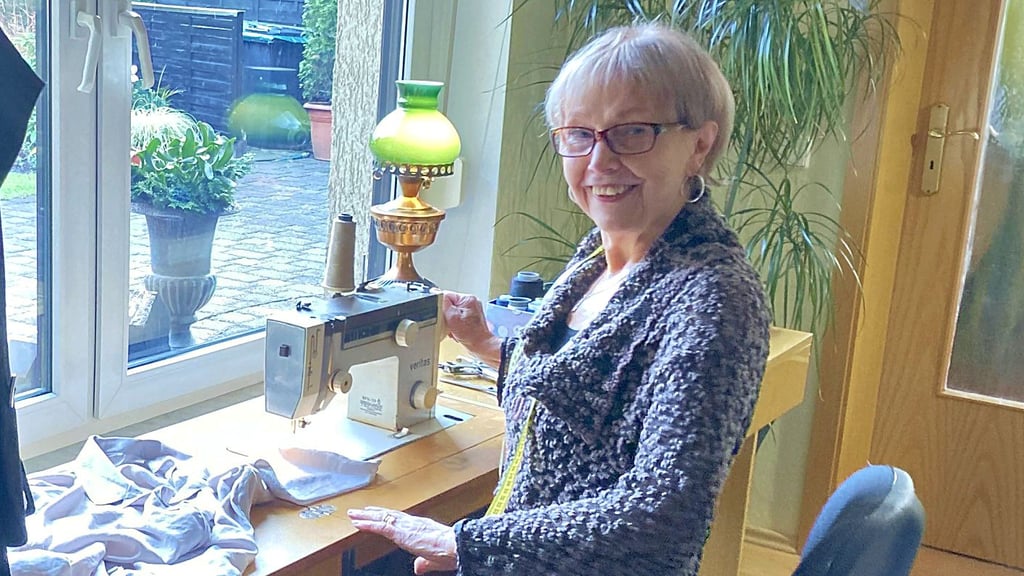 Auch wenn man es ihr nicht ansieht: Traudel Simon wird 80. Und seit 60 Jahren ist sie Schneiderin – bis heute macht ihr die Arbeit Freude und noch immer nutzt sie eine Veritas-Nähmaschine, die sie zu ihrer Gesellenfreisprechung von ihrer Patentante bekam.