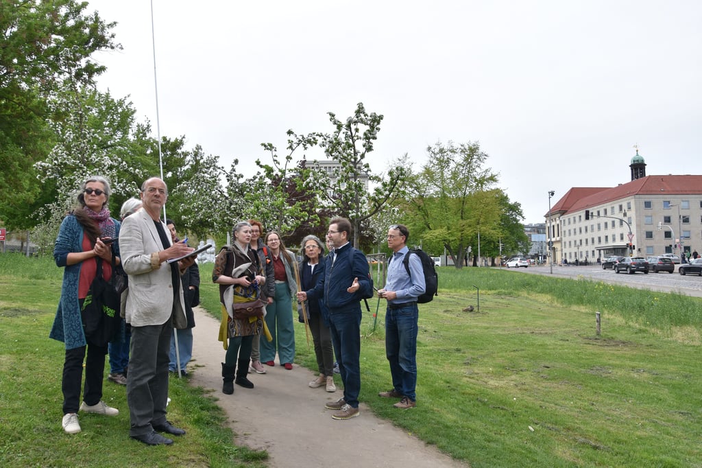 Künstler und Initiatoren begutachteten im Frühjahr das Gelände auf dem Johannisberg, um passende Entwürfe erarbeiten zu können. Noch ist es eine Wiese. Doch spätestens 2028 soll auf ihr eine neue Magdeburger Sehenswürdigkeit stehen.