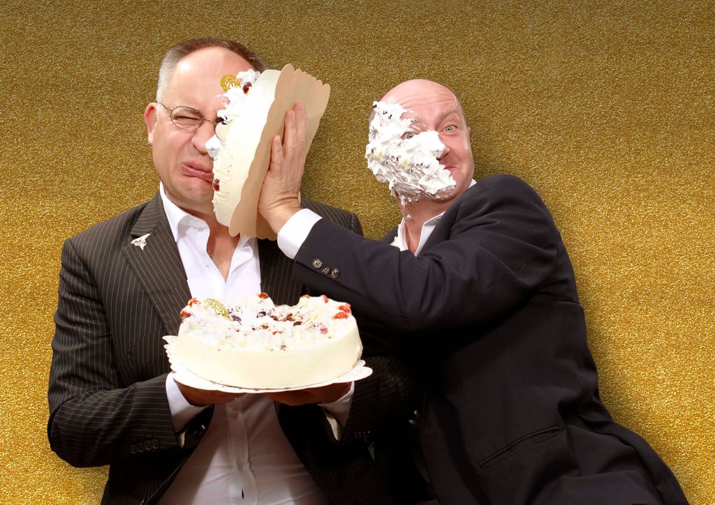 Das Kabarett-Duo Schwarze Grütze wirft sich seit 30 Jahren gegenseitig Pointen zu wie Sahnetorten.