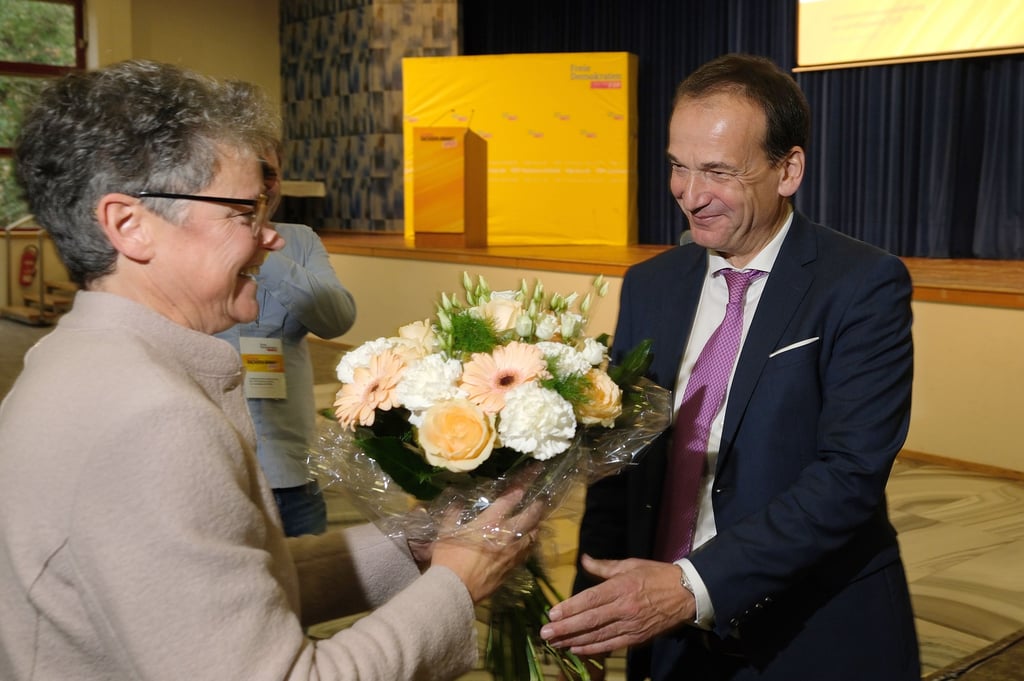 Nach dem Zweikampf: Spitzenkandidatin Lydia Hüskens nimmt den Glückwunsch ihres Gegenkandidaten Andreas Silbersack entgegen.