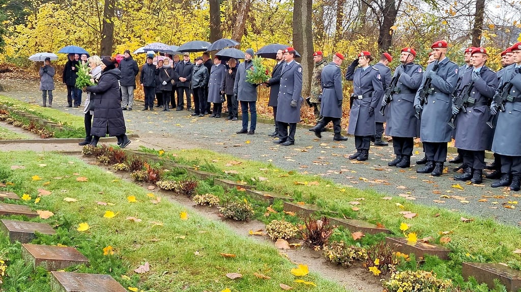 An den Soldatengräbern auf dem Jungfernfriedhof in Havelberg legten Vertreter der Bundeswehr, Stadt und Kirche Kränze nieder. Der Ehrenzug des Panzerpionierbataillons 803 begleitete den Gedenkweg, der zuvor vom Dom aus zum Mahnmal am Camps und zum Saldernberger Friedhof geführt hatte. 