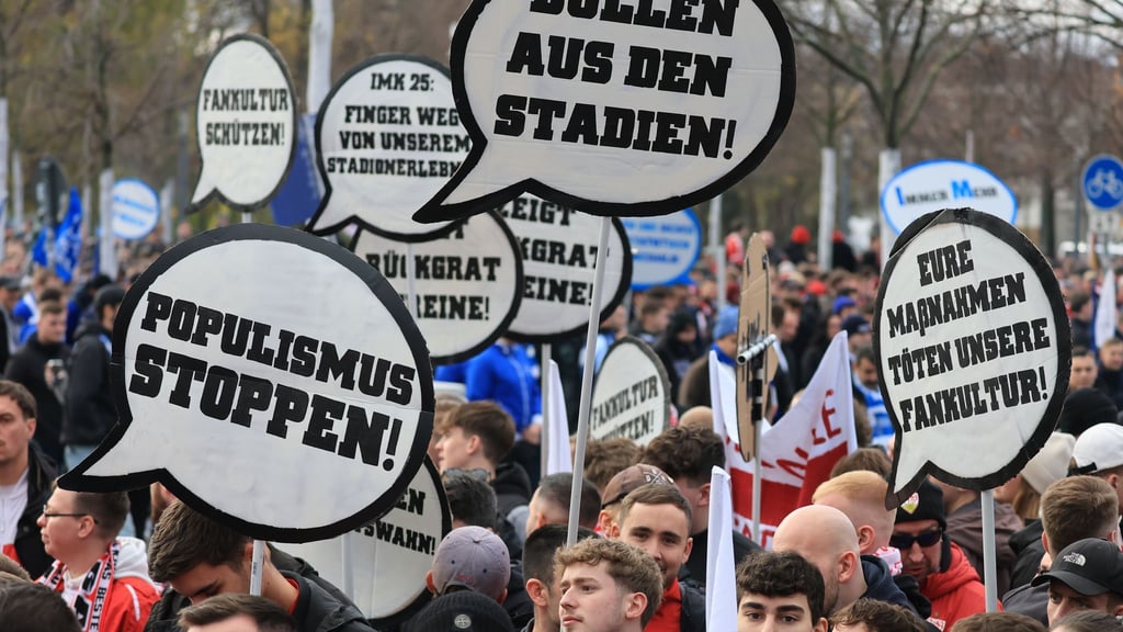 Fans vieler Vereine kamen zu dem Protestmarsch.