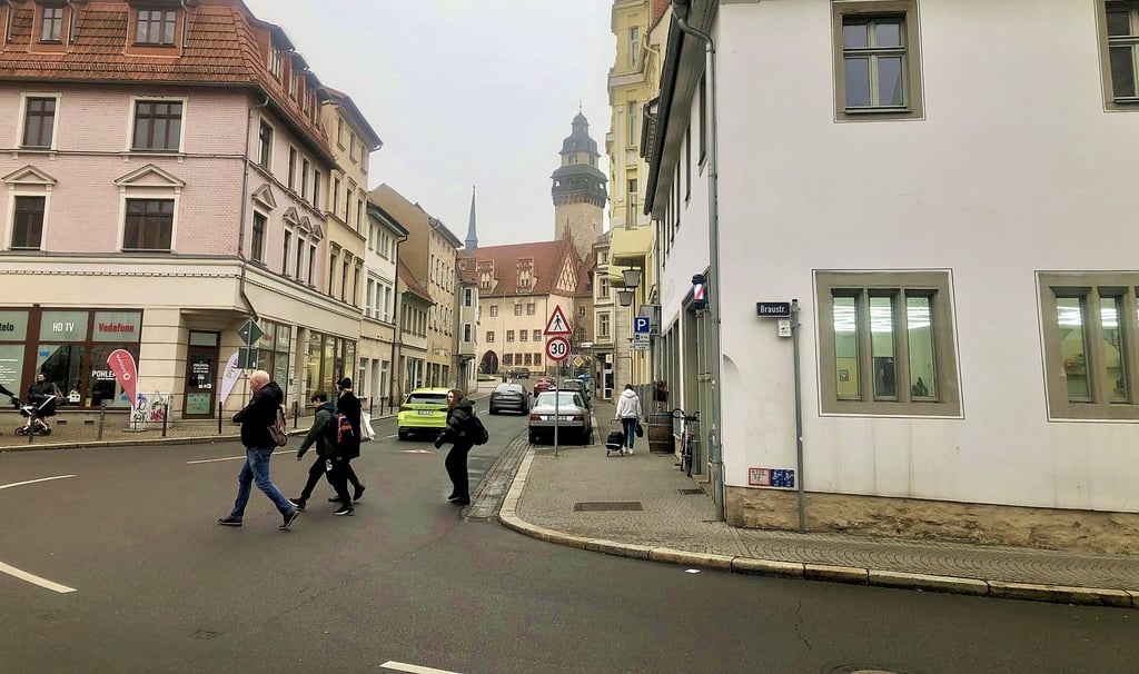 Die B180 führt immer noch quer durch Zeitz, kommt aus der Rahnestraße (rechts) und biegt in die Fischstraße (geradeaus) ab. Offiziell führt sie immer noch durch die Fußgängerzone (im Bild nach links), wie zu Zeiten, als der Bereich noch Straße war. 