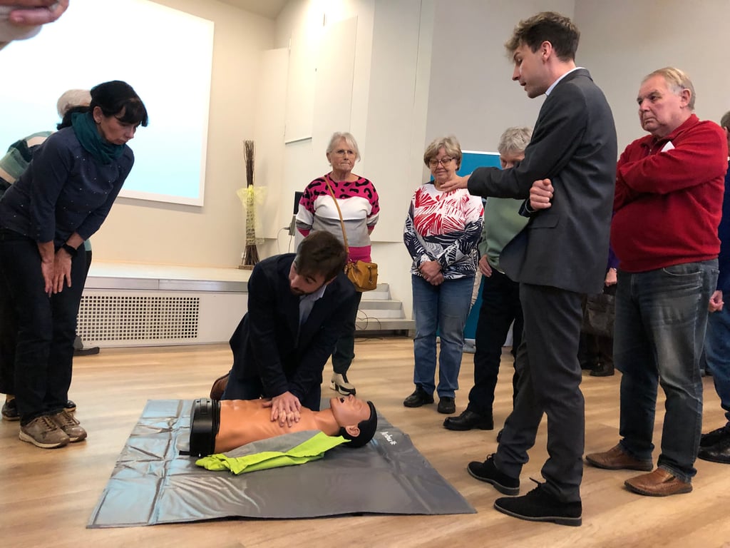 Im Schumannsgarten in Weißenfels zeigte Herz-Mediziner Arnaud Rose die Herzdruckmassage am Dummie. Sein Kollege Martin Berg (2.v.r.) erklärt  den Besuchern, worauf dabei zu achten ist.