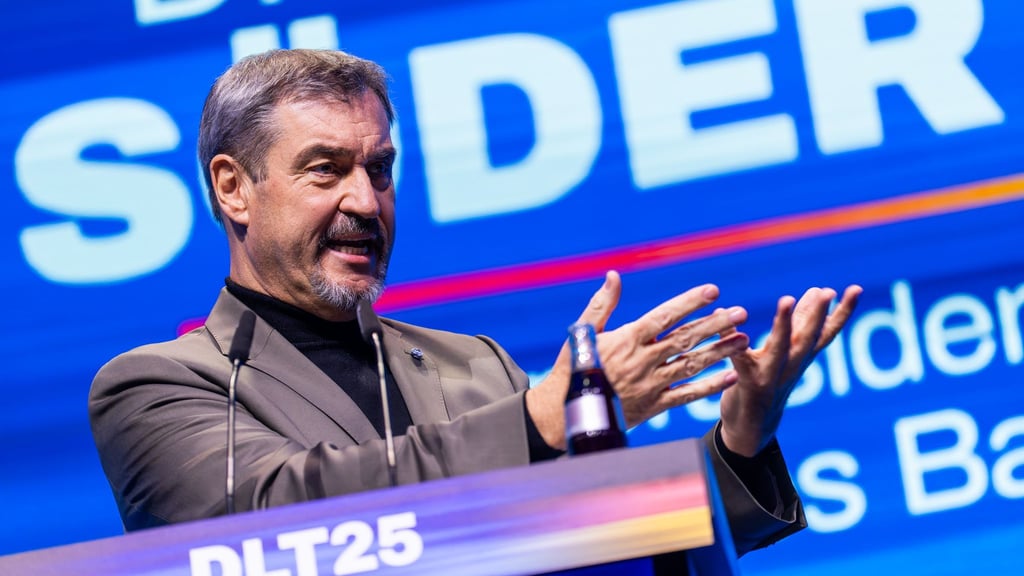 Merz müsse auch eine Koalition zusammenhalten, gibt CSU-Chef Markus Söder der Jungen Union im Rentenstreit zu Bedenken.