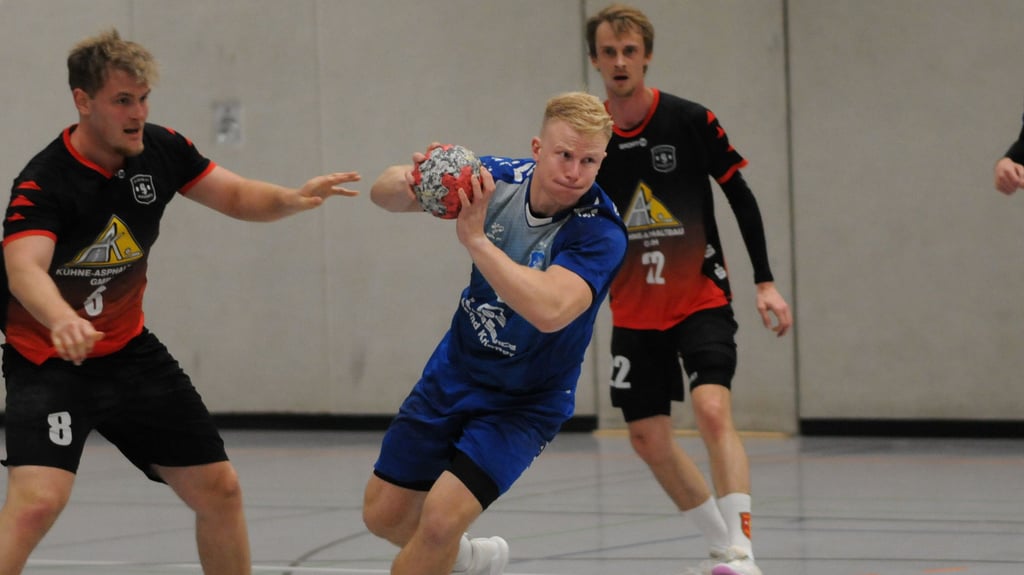 "Kampfmaschine" Daniel Gieraths (Mitte) war ein wichtiger Faktor im Auswärtssieg der TSG Calbe.