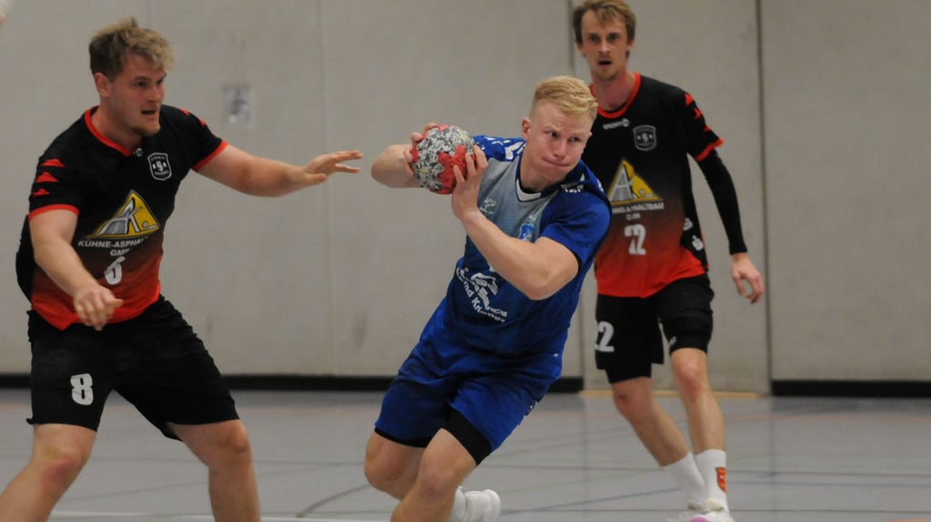 "Kampfmaschine" Daniel Gieraths (Mitte) war ein wichtiger Faktor im Auswärtssieg der TSG Calbe.