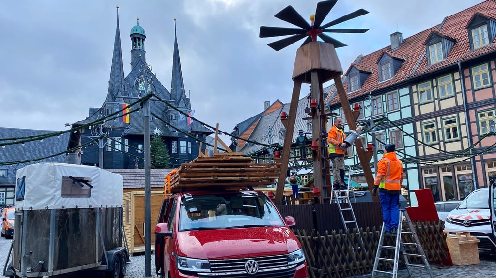 Die Vorbereitungen für den Wernigeröder Weihnachtsmarkt 2025 laufen auf Hochtouren. So bauen Mitarbeiter des Bauhofs die große Pyramide auf dem Marktplatz auf.